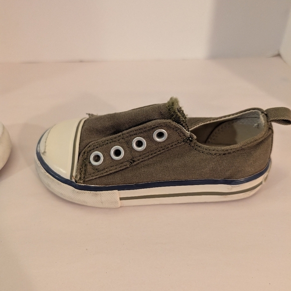 Old Navy Toddler Boy Green Canvas Slip-On Sneakers in Size 8 - Picture 5 of 11